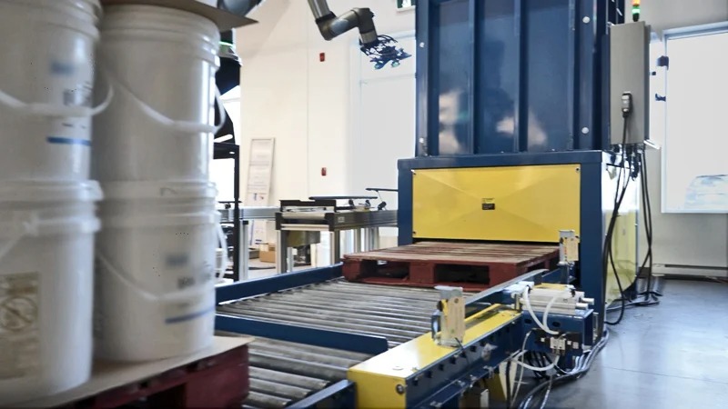 Paletizado automatizado de baldes de glaseado con Robotiq y Universal Robots