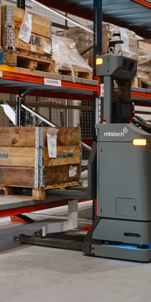 Fermator implementó MiR1200 Pallet Jack para automatizar el transporte interno de pallets entre almacén y producción, mejorando seguridad, rutas y eficiencia operativa.