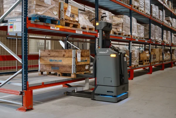 Fermator implementó MiR1200 Pallet Jack para automatizar el transporte interno de pallets entre almacén y producción, mejorando seguridad, rutas y eficiencia operativa.