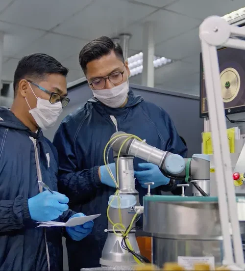 Sensata Technologies implementó robots colaborativos UR3e y UR5e de Universal Robots para automatizar tareas de autoloading, ensamblaje, machine tending y manipulación, logrando mayor productividad, seguridad y flexibilidad operativa.